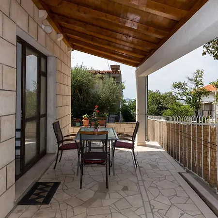 Kisic - Two-bedroom With Terrace Prizemlje דירה