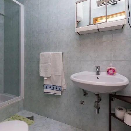 Kisic - Two-bedroom With Terrace Prizemlje * מליני