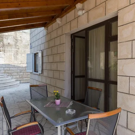 Kisic - Two-bedroom With Terrace Prizemlje דירה